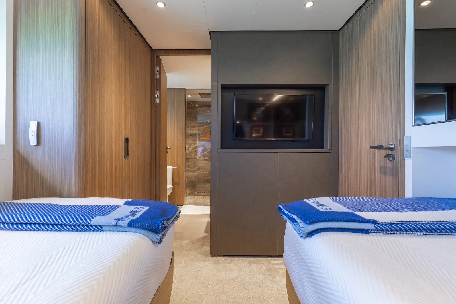 125' Custom Line — image 93