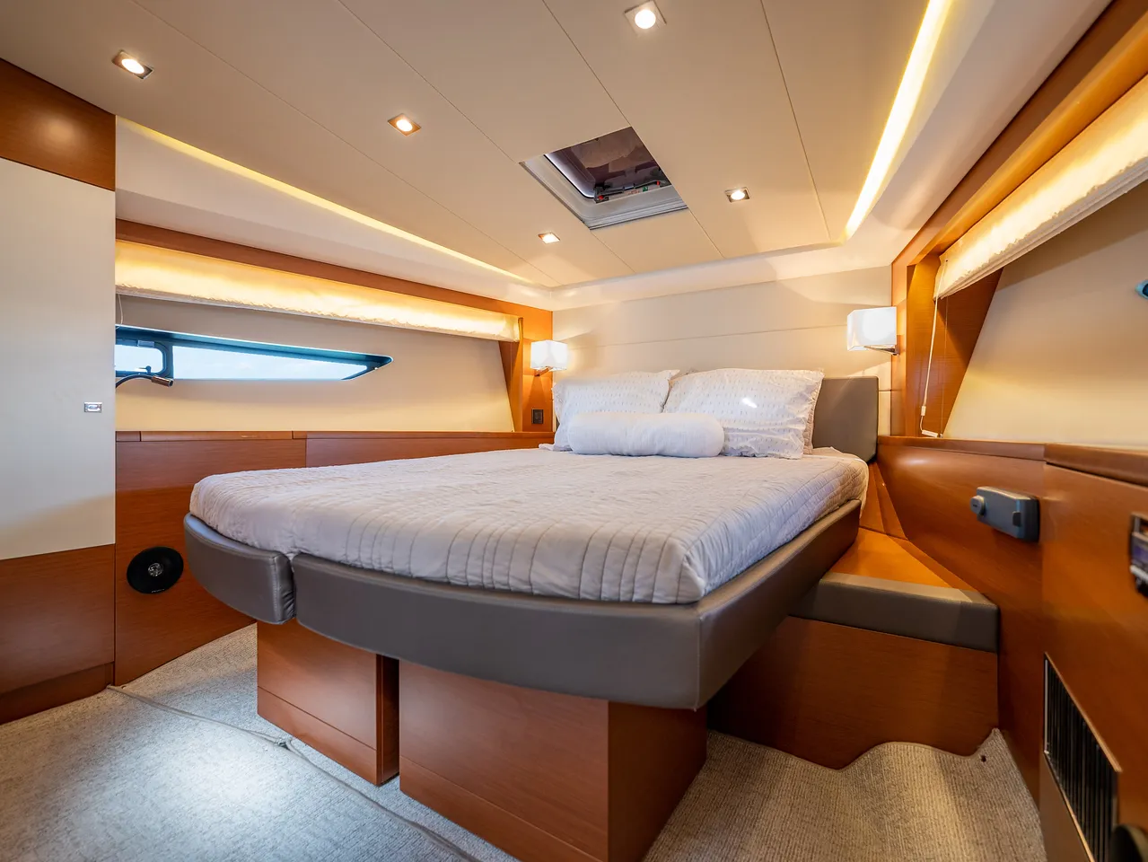 52' Prestige — image 23