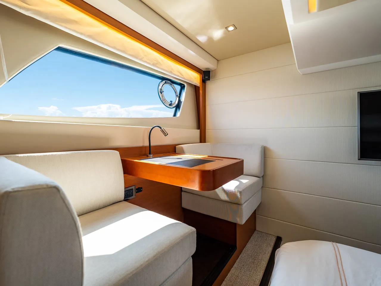 52' Prestige — image 33