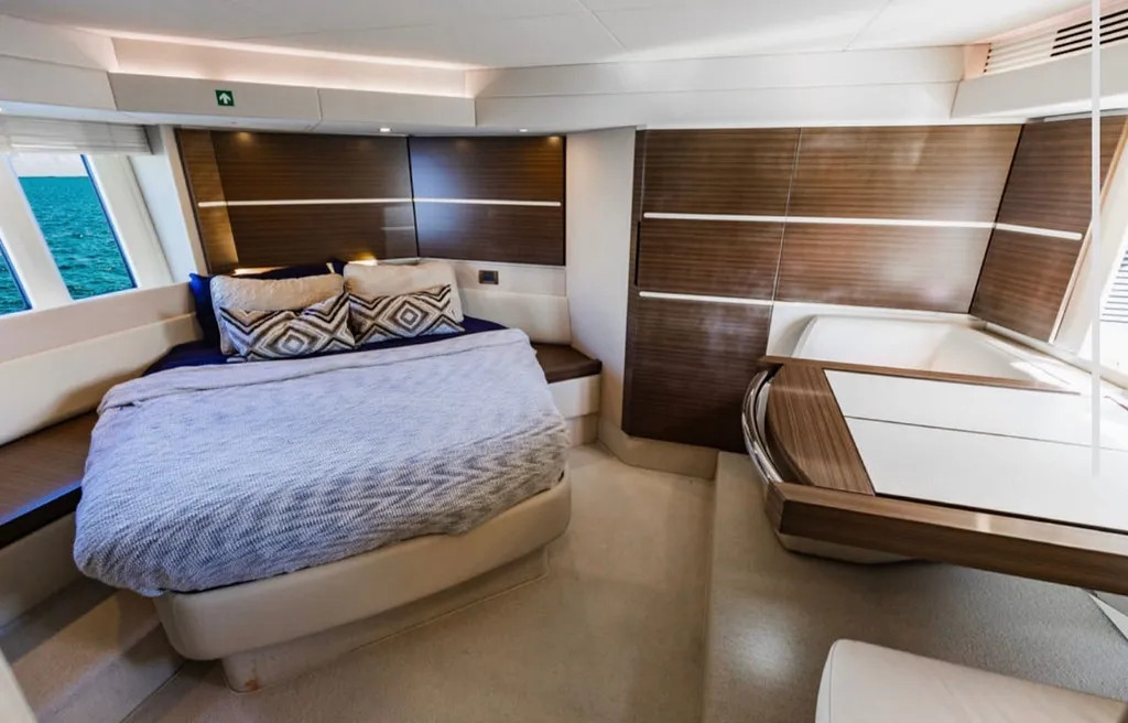 54' Azimut — image 18