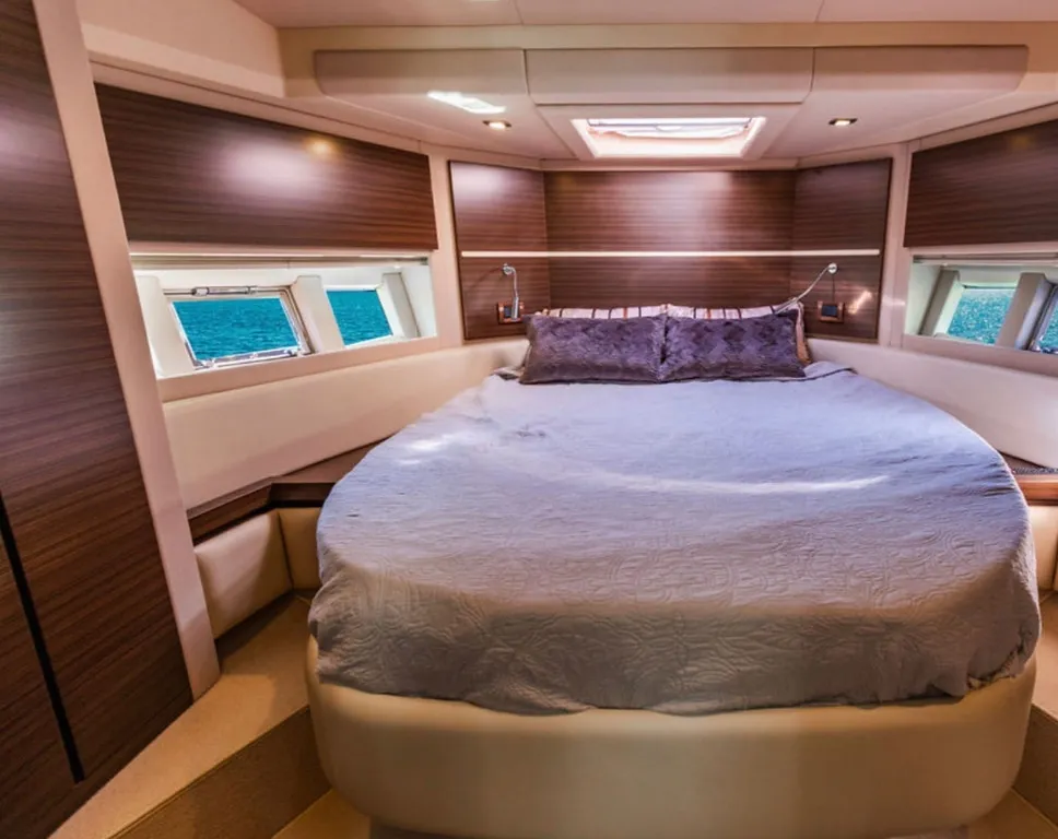 54' Azimut — image 19