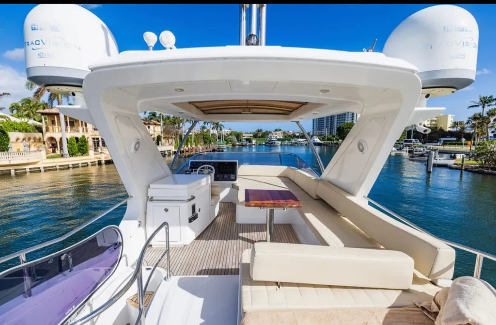 54' Azimut — image 21