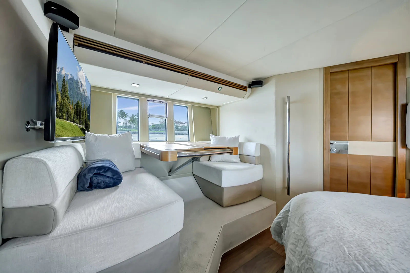 60' Azimut image 2