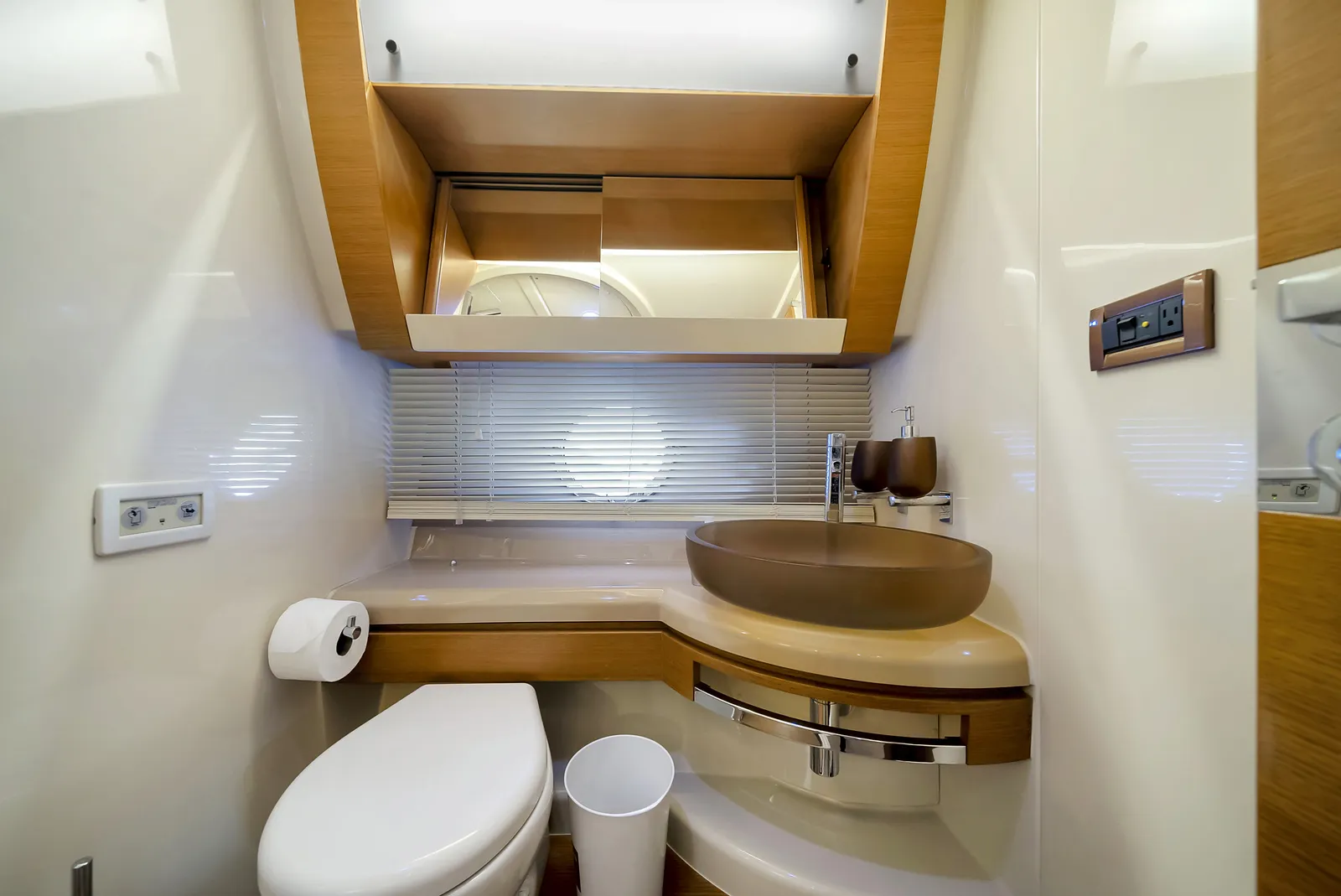 60' Azimut image 3