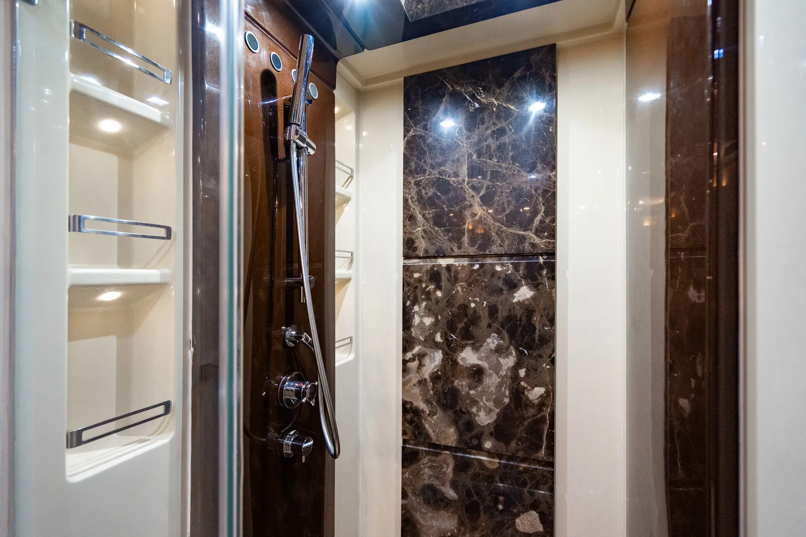 70' Azimut — image 32