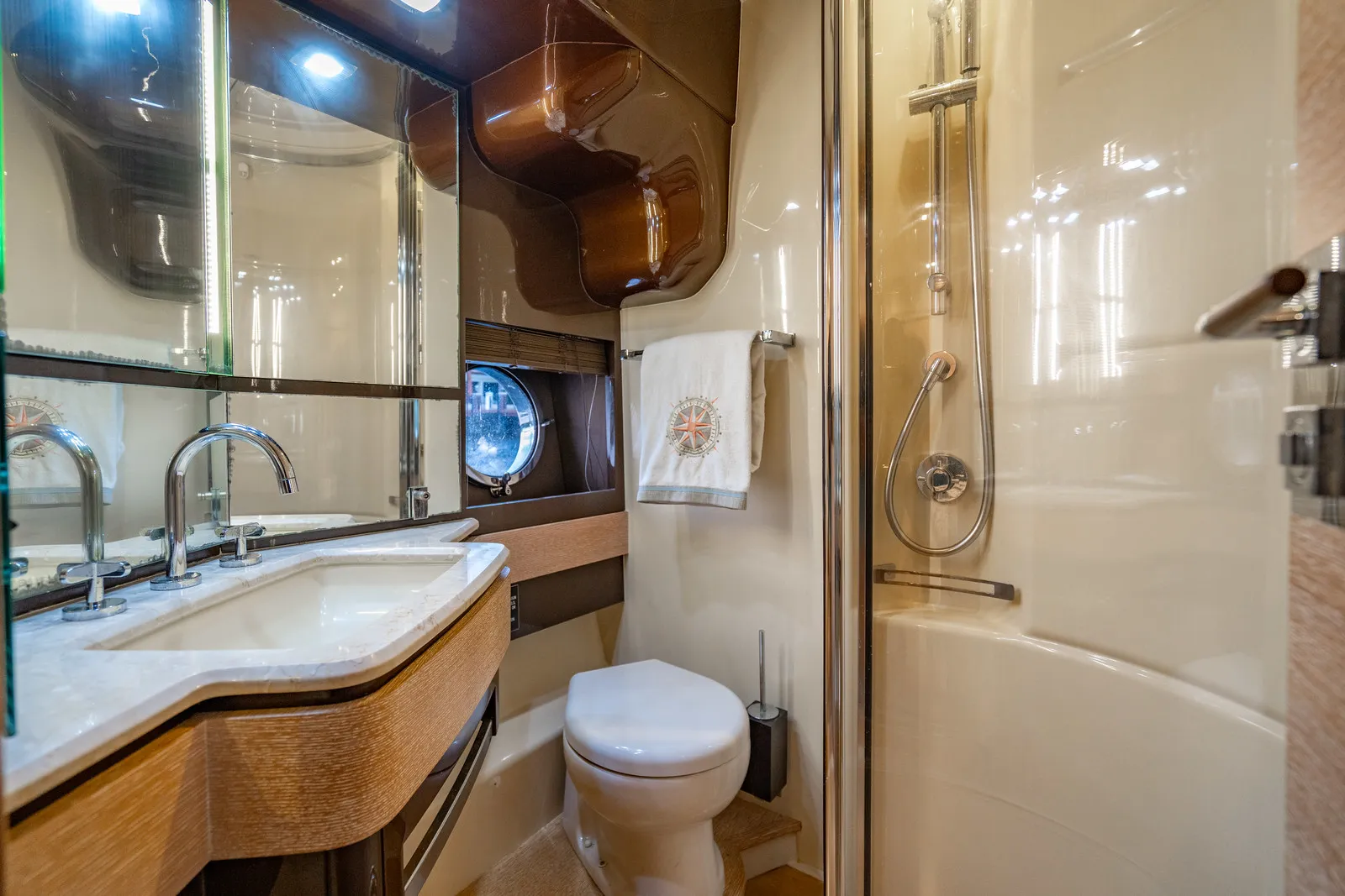 70' Azimut — image 33