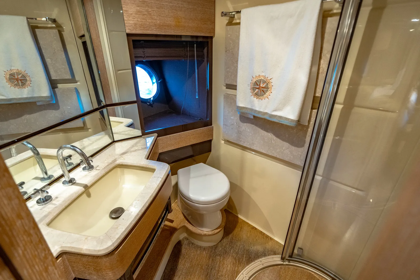 70' Azimut — image 35