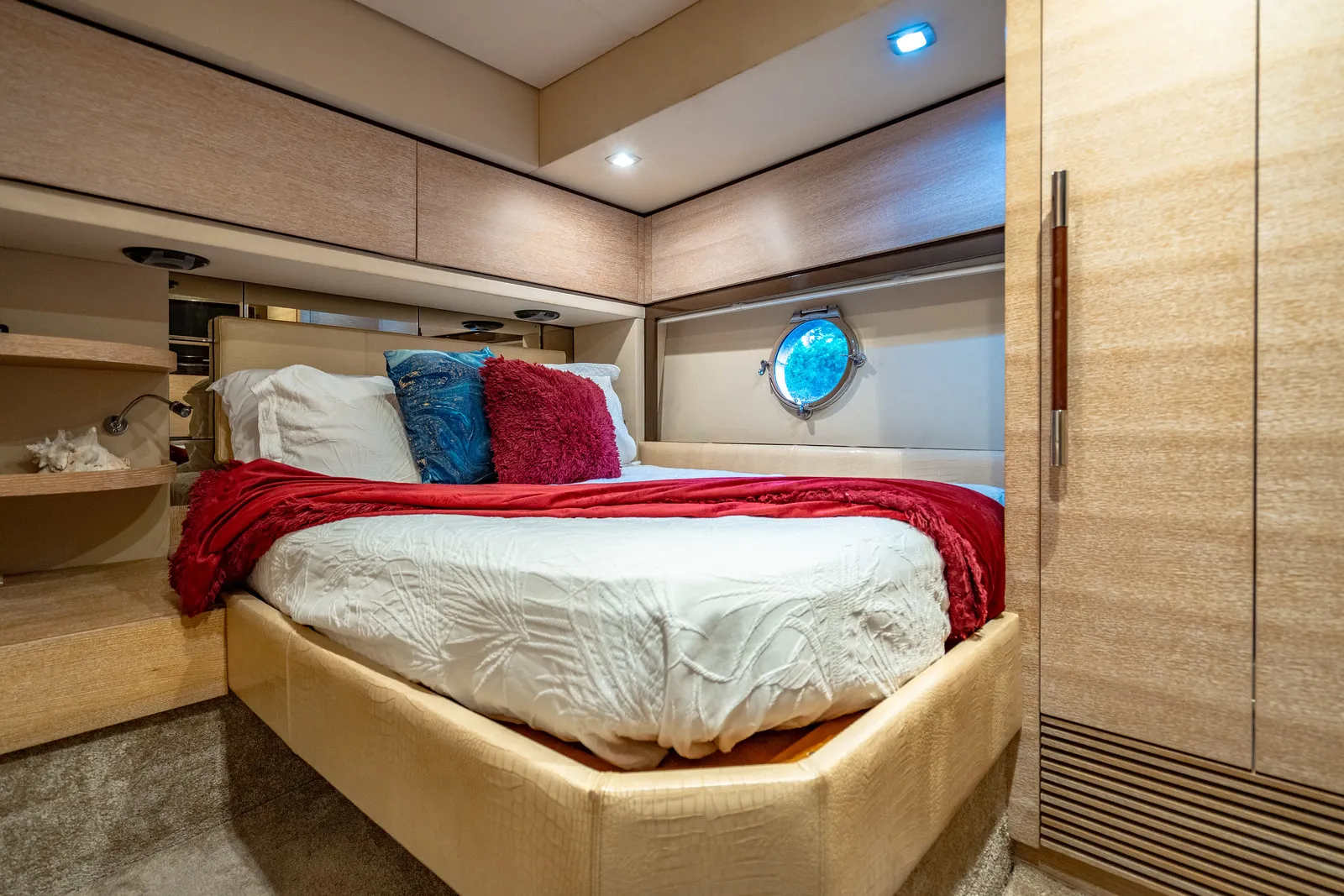 70' Azimut — image 36