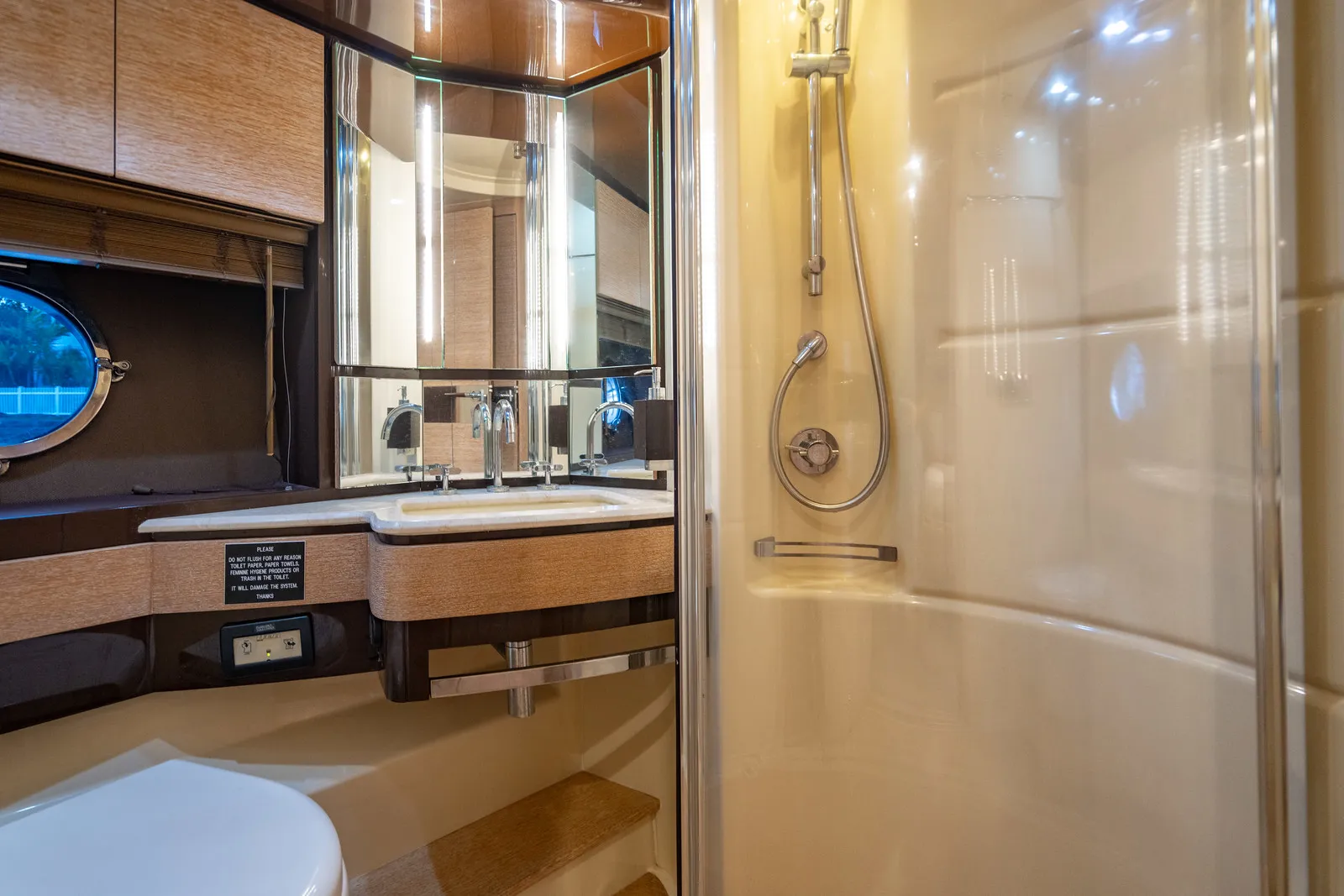 70' Azimut — image 38