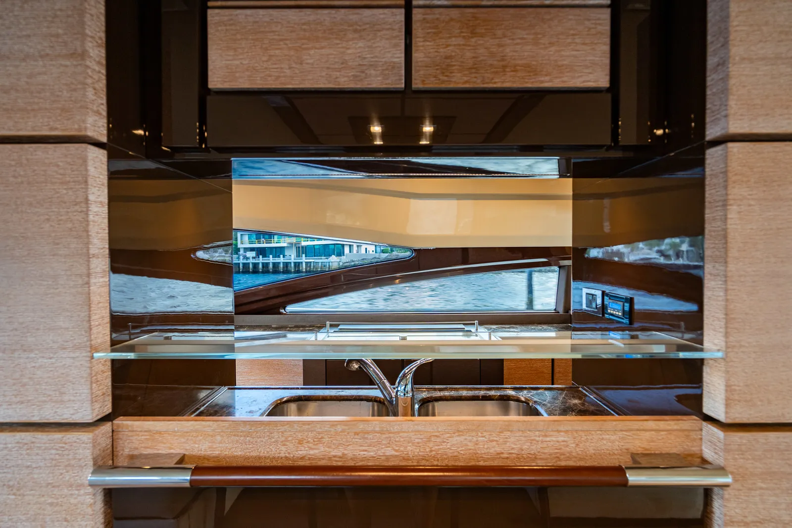 70' Azimut image 4