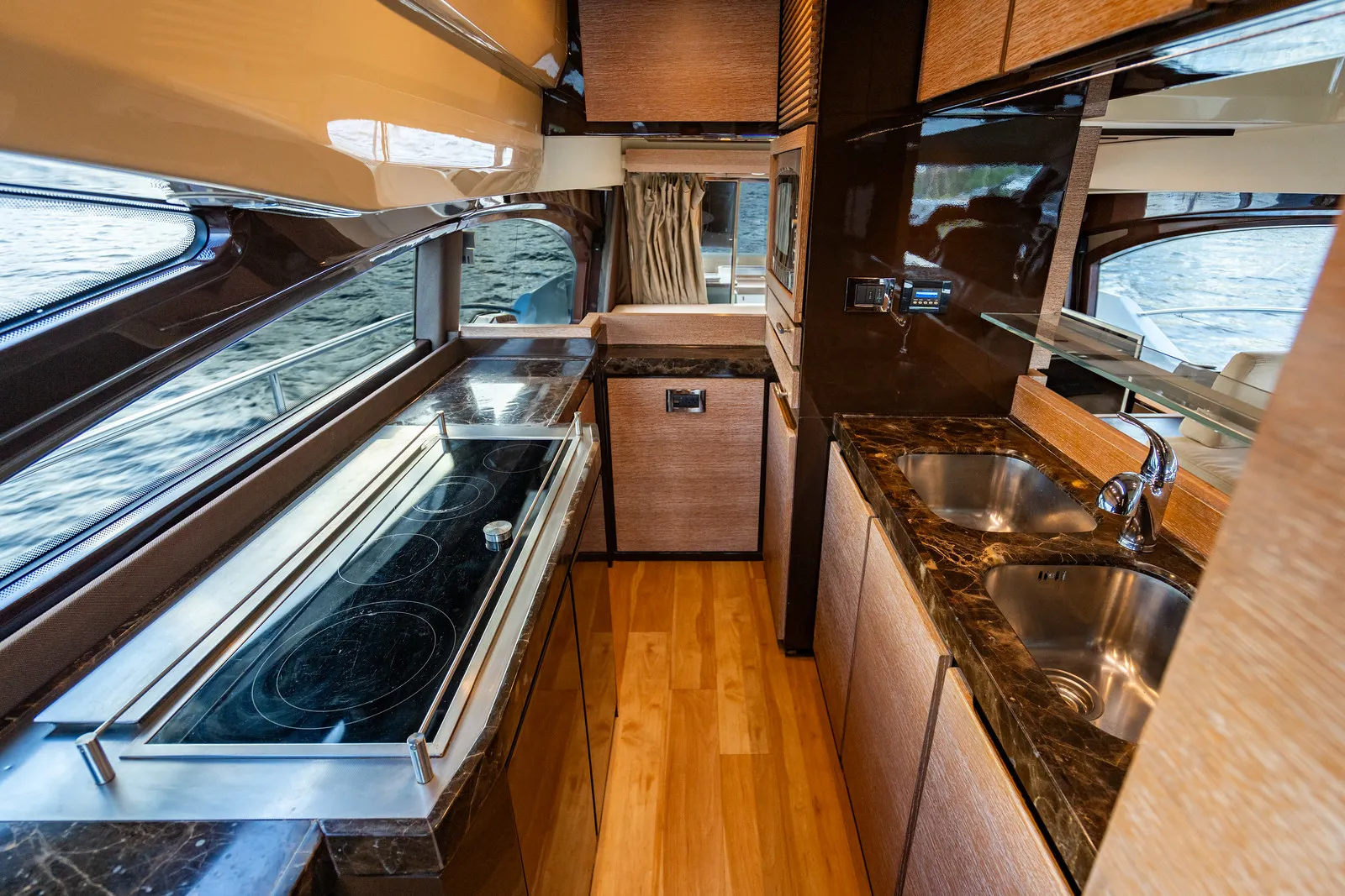 70' Azimut — image 6
