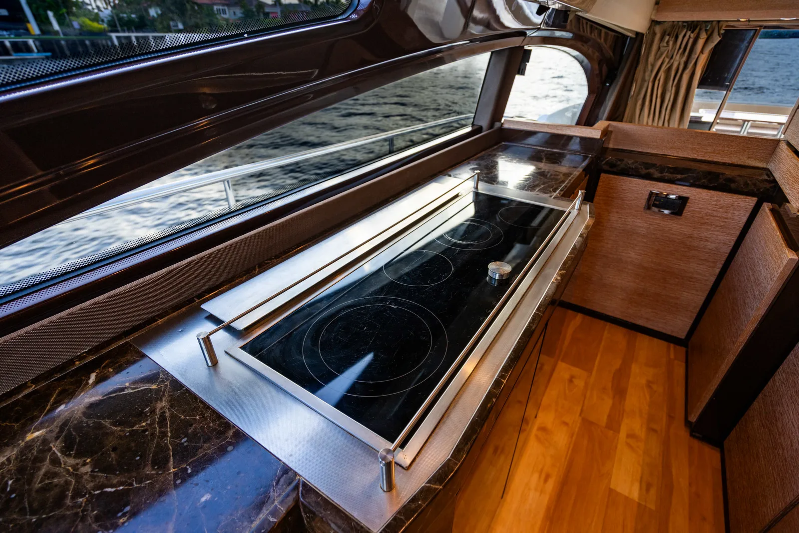 70' Azimut — image 7