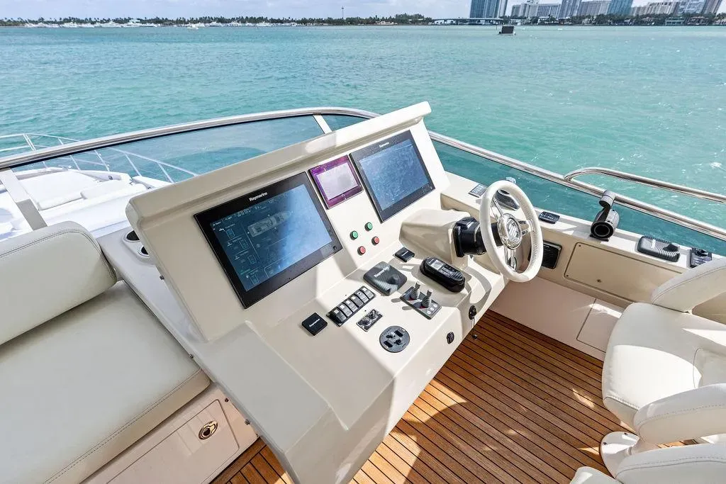 70' Azimut  — image 10