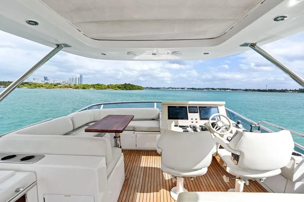 70' Azimut  — image 11