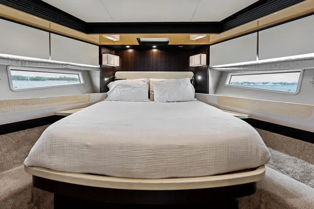 70' Azimut  — image 16