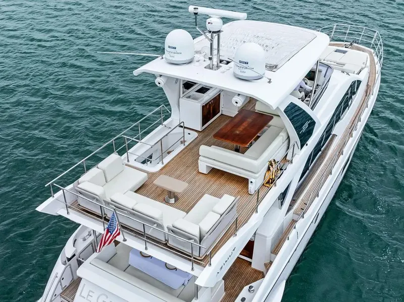 70' Azimut  — image 17