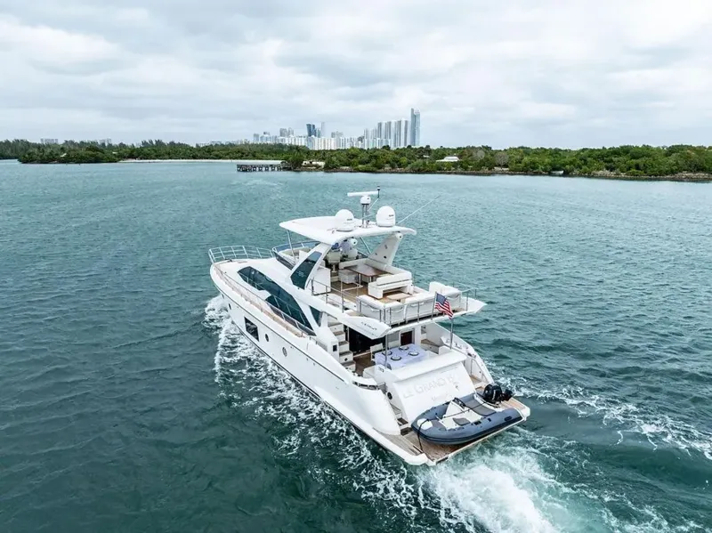 70' Azimut  — image 19