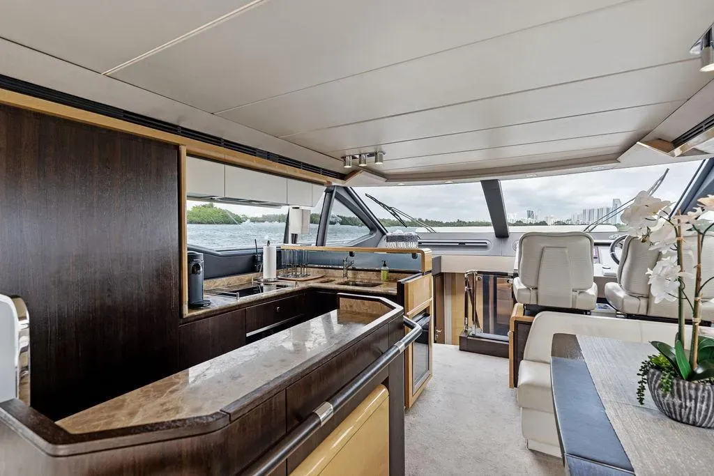 70' Azimut  image 2