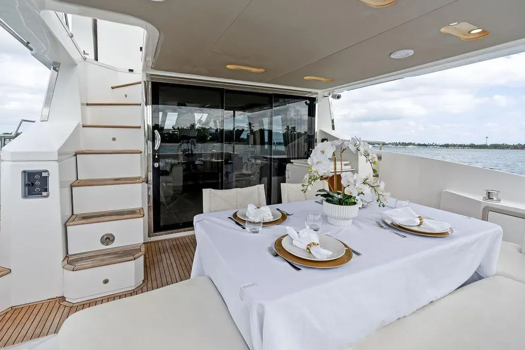 70' Azimut  — image 6