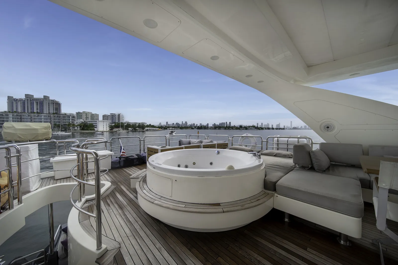 84' Azimut — image 23