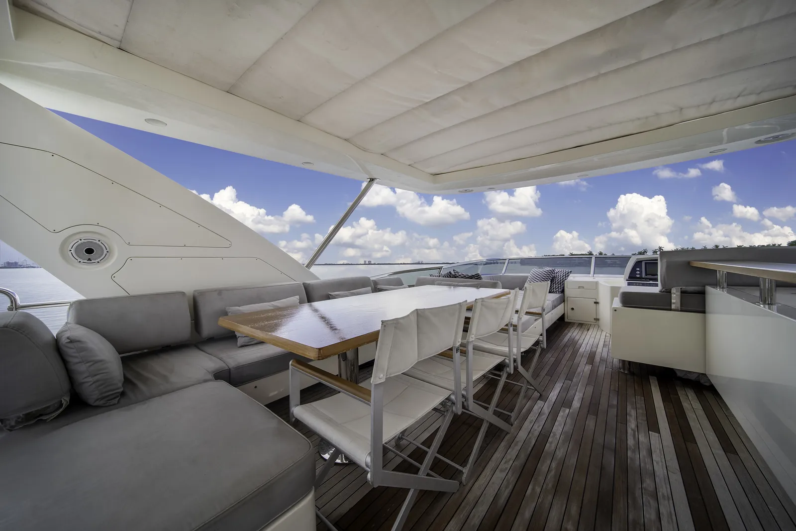 84' Azimut — image 24