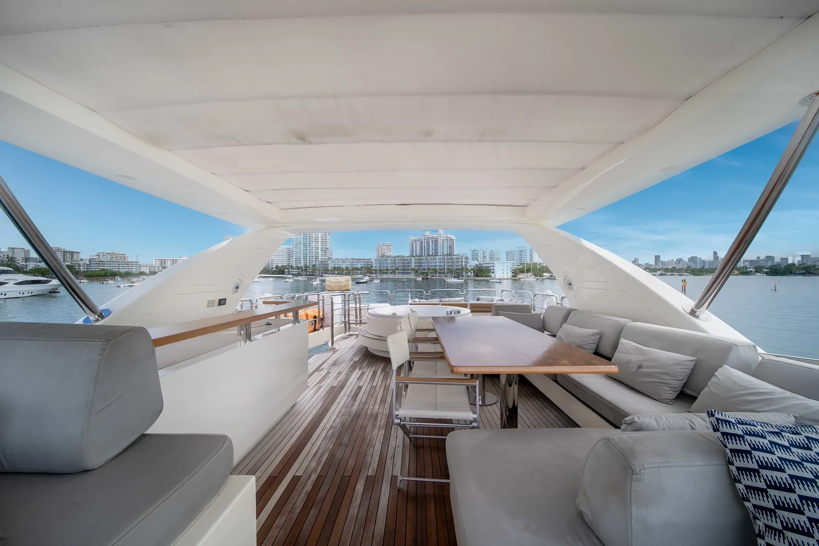 84' Azimut — image 26
