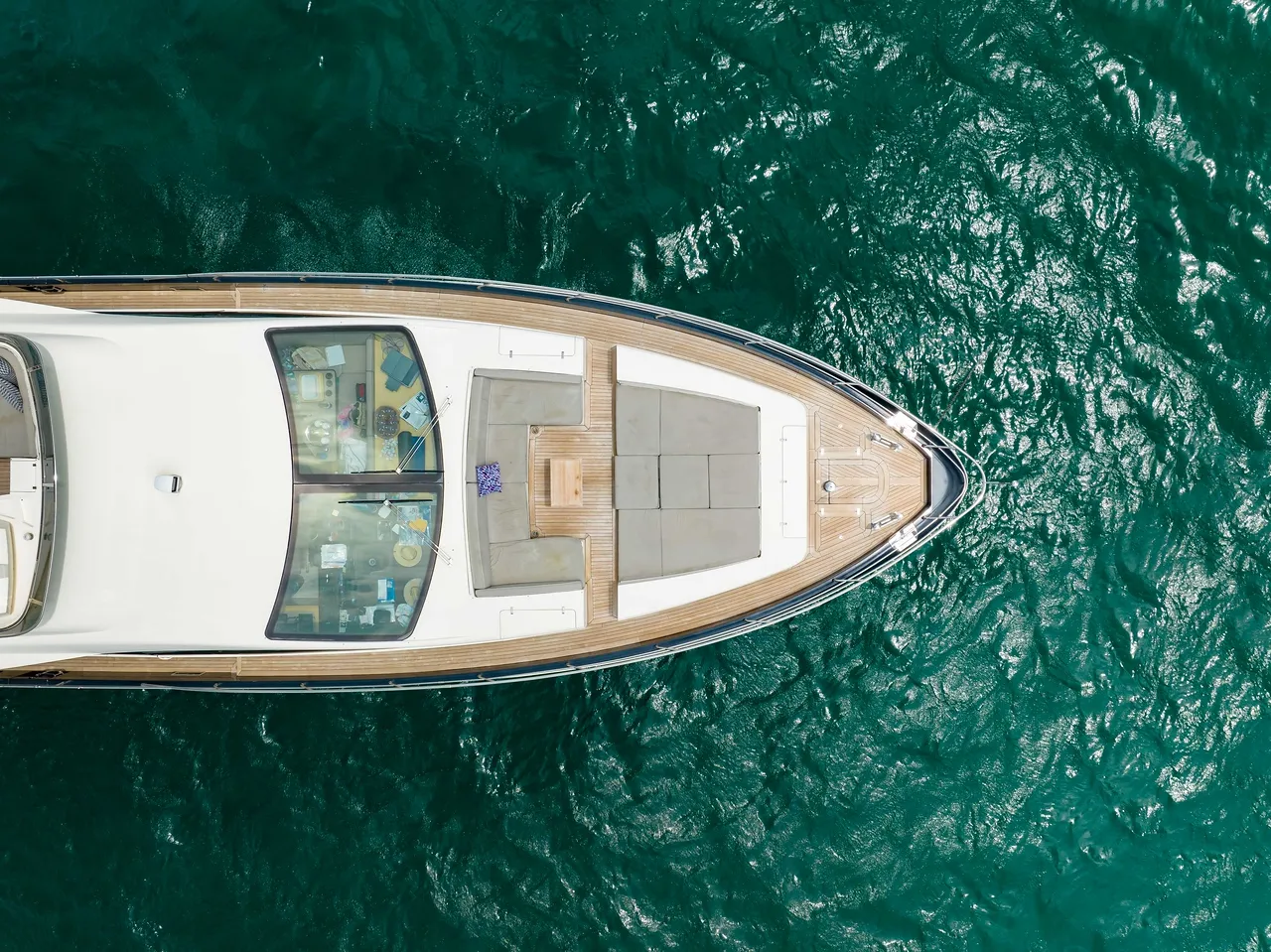 84' Azimut — image 27